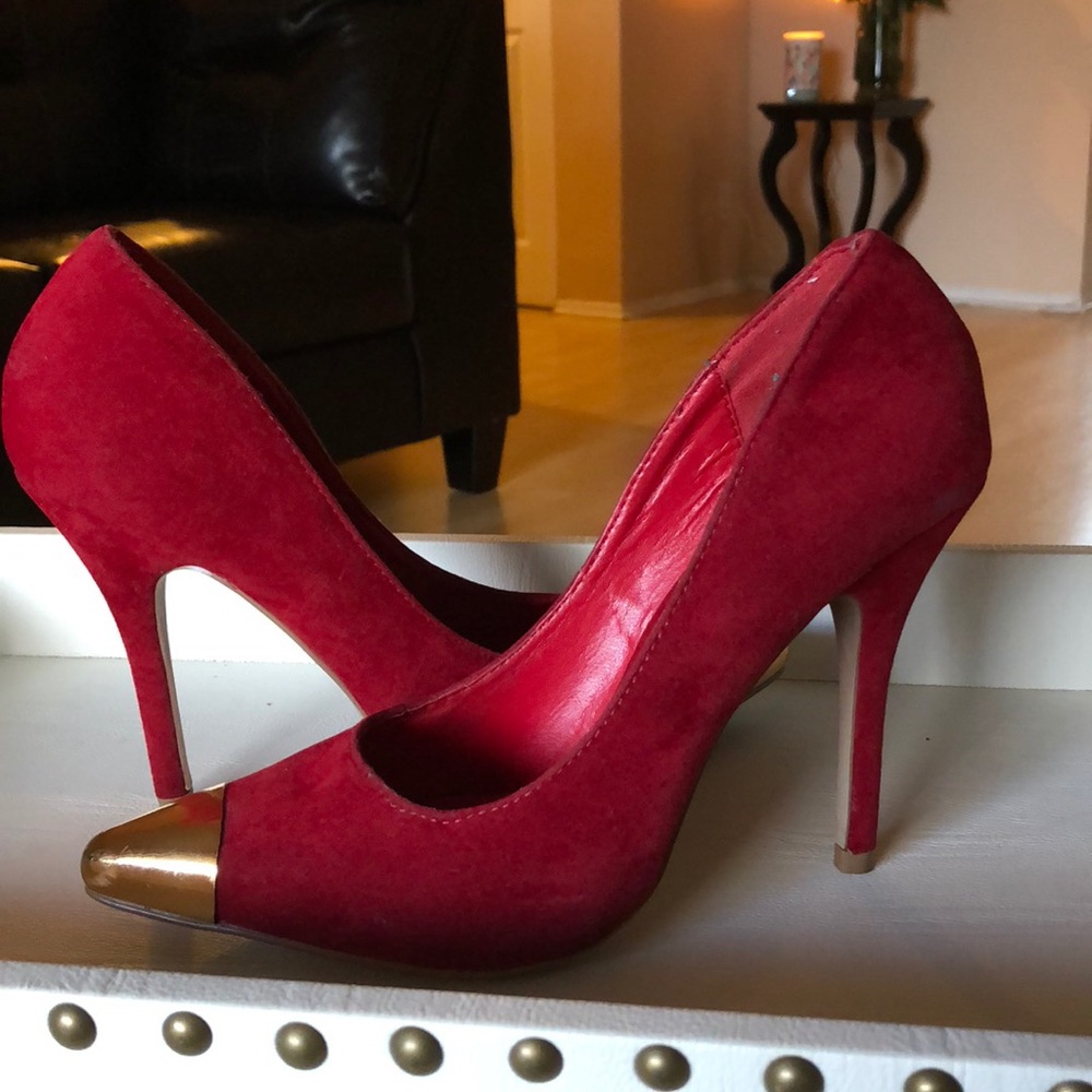 Red suede pointed heel